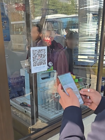 북한 평양의 한 노점상에 붙어 있는 디지털 결제용 QR 코드. 사진=뉴욕타임스 캡처