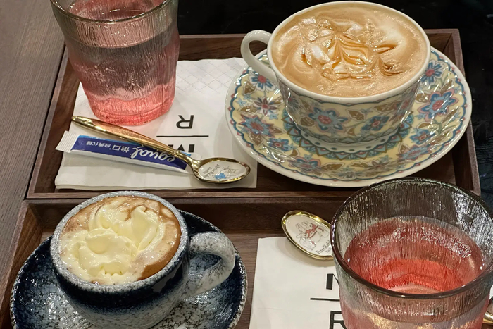 북한 평양의 쇼핑몰 '낭랑 애국 금강관'에 있는 카페 '미래 리저브'에서 판매하는 음료. 사진=뉴욕타임스 캡처