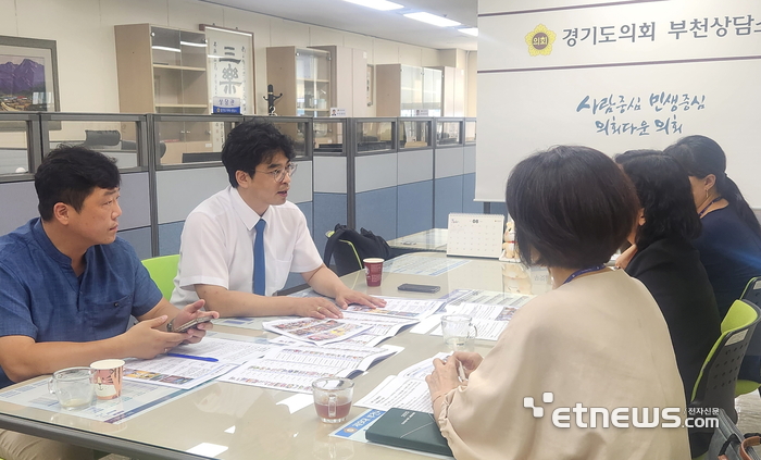 박상현 경기도의회 기획재정위원회 의원(왼쪽 네 번째))이 최근 부천상담소에서 손준기 시의원(왼쪽), 시 관계자 등과 함께 원종동에 조성할 '아이사랑놀이터'를 AI 기반 융합형 체험 공간으로 재설계하는 방안을 추진했다.