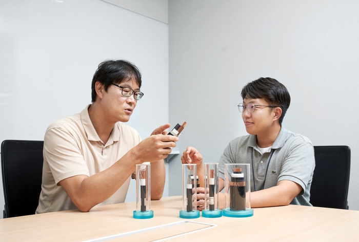 LS전선 직원들이 국내 최초로 개발한 AC·DC 겸용 PP 케이블에 대해 논의하고 있다. (LS전선 제공)