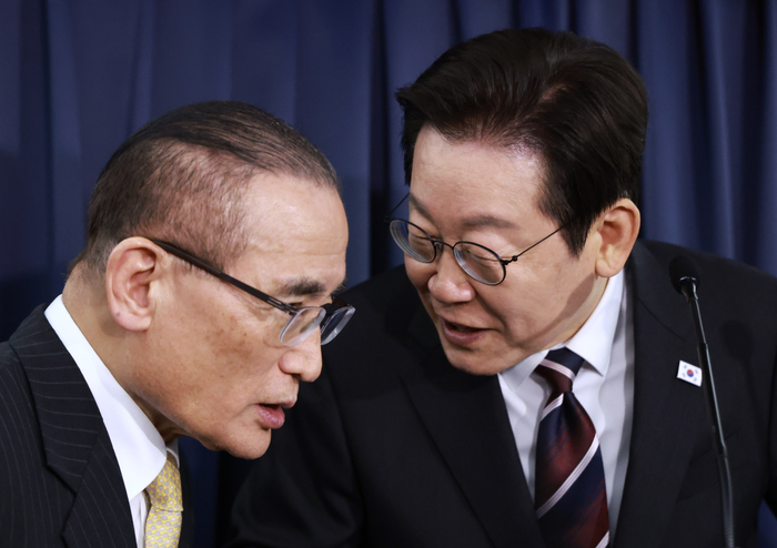 이재명 대통령, 외교안보 참모와의 대화
(공군1호기=연합뉴스) 홍해인 기자 = 이재명 대통령과 위성락 국가안보실장이 24일(현지시간) 일본 도쿄 하네다공항 이륙 뒤 한미 정상회담을 위해 미국 워싱턴DC로 향하는 공군 1호기 기내에서 기자간담회를 하며 논의하고 있다. 2025.8.25
hihong@yna.co.kr
(끝)