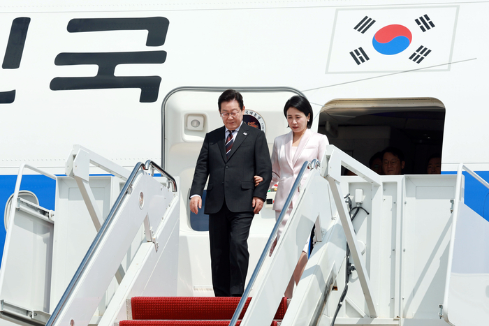 이재명 대통령 부부 워싱턴 도착
(워싱턴=연합뉴스) 홍해인 기자 = 이재명 대통령과 김혜경 여사가 24일(현지시간) 미국 워싱턴DC 인근 앤드루스 합동기지에 도착해 공군 1호기에서 내리고 있다. 2025.8.25
hihong@yna.co.kr
(끝)