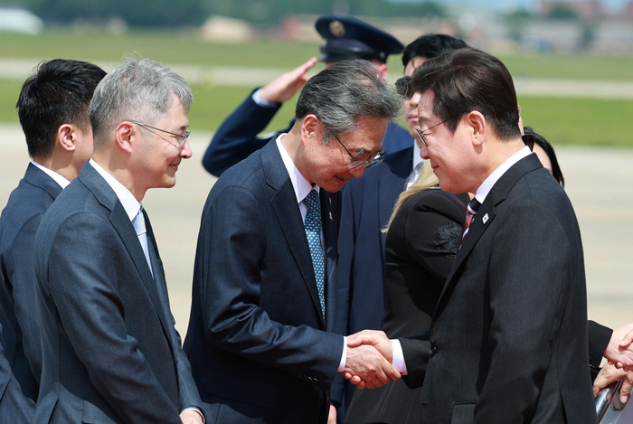 미국 도착한 이재명 대통령     (워싱턴=연합뉴스) 홍해인 기자 = 취임 후 처음 미국을 방문한 이재명 대통령과 김혜경 여사가 24일(현지시간) 미국 워싱턴DC 인근 앤드루스 합동기지에 도착해 영접 나온 조현 외교부 장관과 악수하고 있다. 2025.8.25     hihong@yna.co.kr (끝)