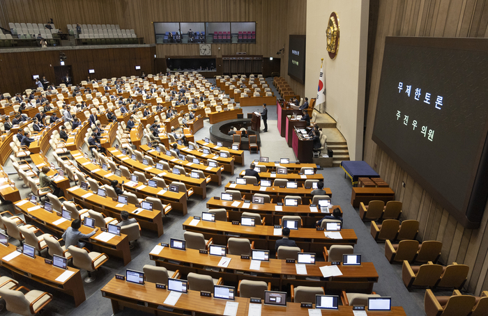국민의힘 주진우 의원이 25일 국회에서 상법 개정안 처리와 관련해 무제한 토론(필리버스터)을 하고 있다. 연합뉴스