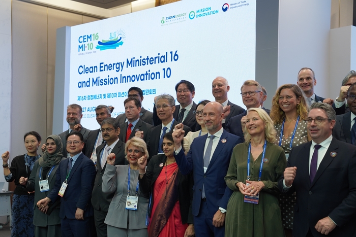 에너지슈퍼위크 기간 부산 벡스코에서 열린 제10차 미션 이노베이션 장관회의에 참석한 각국 수석대표들이 기념촬영했다.