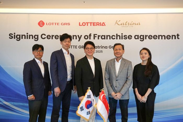 지난 25일 롯데월드타워에서 (왼쪽부터)이권형 롯데GRS 글로벌사업부문 상무, 신유열 롯데지주 미래성장실장(부사장), 차우철 롯데GRS 대표이사와 알란 고 카트리나 그룹 대표, 크리스탈 고 이사가 기념 촬영을 하고 있다.