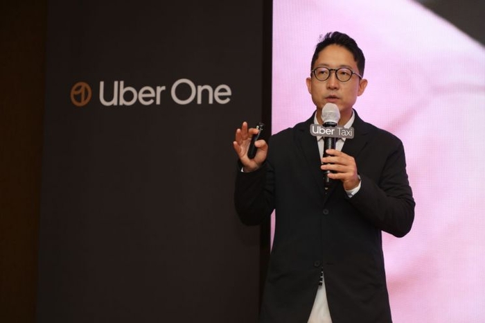 송진우 우버택시 한국 총괄(GM)이  26일 간담회에서 구독 서비스 '우버 원'을 소개하고 있다.