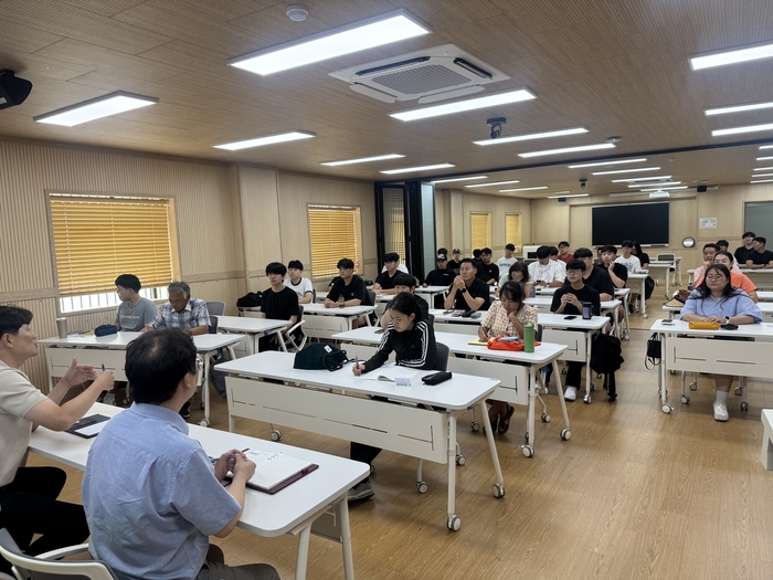 충남도립대학교는 스마트팜 학과 교육환경 개선과 발전 방향을 모색하기 위해 학생과 소통 간담회를 개최했다.