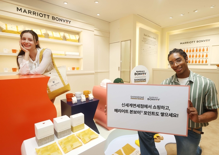 모델들이 신세계면세점 명동점에 마련된 메리어트 본보이 팝업스토어에서 양 사 파트너십을 홍보하고 있다.