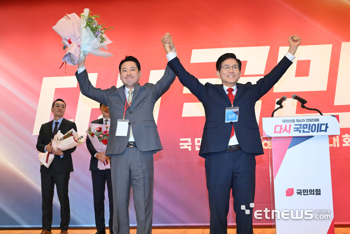 [포토] 장동혁-김문수 '양 팔 번쩍'