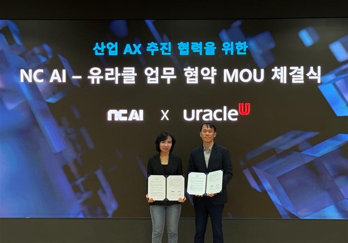 권태일 유라클 대표(오른쪽)와 이연수 NC AI 대표가 인공지능(AI) 기반 혁신 서비스 확산과 기업 시장 공략을 위한 전략적 업무협약(MOU)을 체결 후 기념촬영했다. 유라클 제공