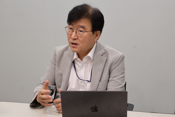 전인호 퓨어스토리지 코리아 지사장이 전자신문과 인터뷰를 진행하고 있다.