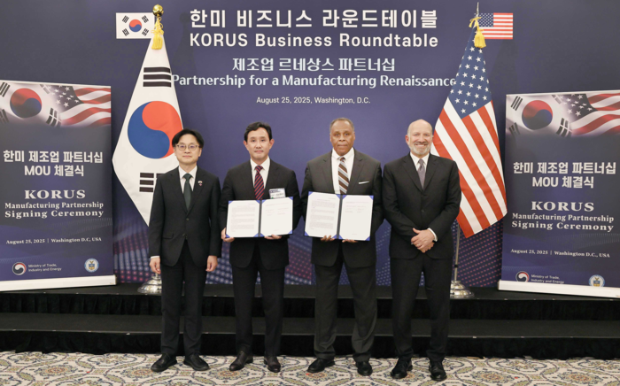 고려아연과 록히드마틴이 25일(현지시간) 게르마늄 공급·구매와 핵심광물 공급망 협력을 위한 양해각서(MOU)를 체결했다. 왼쪽부터 김정관 산업통상자원부 장관, 최윤범 고려아연 회장, 마이클 윌리엄슨 록히드마틴 인터내셔널 사장, 하워드 러트닉 미국 상무부 장관. 고려아연