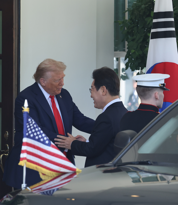 악수하는 한미 정상      (워싱턴=연합뉴스) 한상균 기자 = 이재명 대통령이 25일(현지시간) 한미 정상회담을 위해 미국 워싱턴 DC 백악관에 도착해 도널드 트럼프 미국 대통령과 악수하고 있다. 2025.8.26     xyz@yna.co.kr (끝)