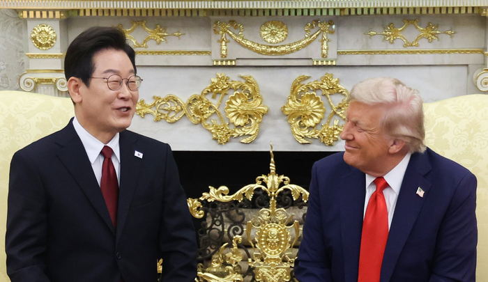 이재명 대통령과 도널드 트럼프 미국 대통령이 25일(현지시간) 미국 워싱턴DC 백악관에서 정상회담을 하며 미소짓고 있다. 연합뉴스