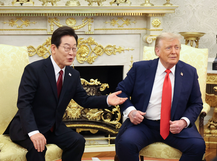 이재명 대통령, 한·미 정상회담     (워싱턴=연합뉴스) 한상균 기자 = 이재명 대통령이 25일(현지시간) 미국 워싱턴 DC 백악관 오벌오피스에서 도널드 트럼프 미국 대통령과 한미 정상회담을 하고 있다.  2025.8.26     xyz@yna.co.kr (끝)