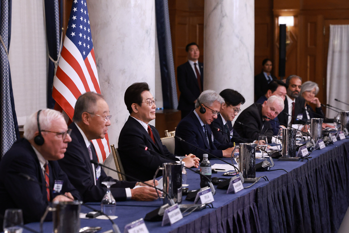 이재명 대통령, 한미 비즈니스 라운드 테이블 참석     (워싱턴=연합뉴스) 홍해인 기자 = 이재명 대통령이 25일(현지시간) 미국 워싱턴DC 윌라드 호텔에서 열린 한미 비즈니스 라운드 테이블에 참석하고 있다. 2025.8.26     hihong@yna.co.kr (끝)