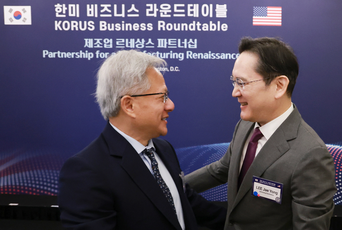 이재용 삼성전자 회장이 지난달 25일(현지시간) 미국 워싱턴DC 윌라드 호텔에서 열린 한미 비즈니스 라운드 테이블 리셉션에 참석해 젠슨 황 엔비디아 최고경영자(CEO)와 인사하고 있다. (사진=연합뉴스)