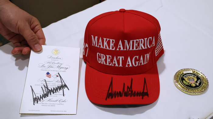 트럼프 대통령의 선물     (워싱턴=연합뉴스) 한상균 기자 = 대통령실이 25일(현지시간) 공개한 도널드 트럼프 미국 대통령이 워싱턴DC 백악관에서 정상회담 후 이재명 대통령에게 준 선물. 백악관 기념 메달과 트럼프 대통령이 사인을 한 '마가'(MAGA·Make America Great Again·미국을 다시 위대하게) 모자와 오찬 메뉴판. 2025.8.26     xyz@yna.co.kr (끝)