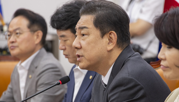 더불어민주당 김병기 원내대표가 26일 국회에서 열린 원내대책회의에서 9월 정기국회에서 추진할 정책방향을 말하고 있다. 연합뉴스