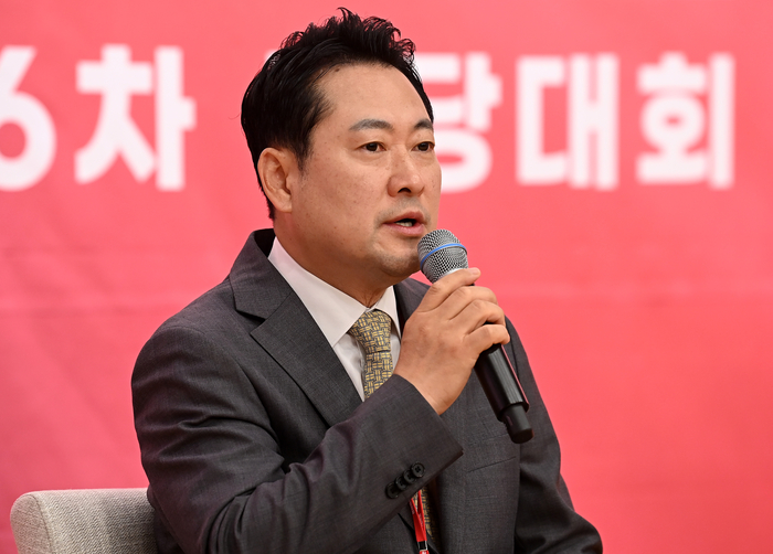 질문에 답변하는 장동혁 당 대표 후보     (서울=연합뉴스) 국민의힘 장동혁 당 대표 후보가 26일 서울 여의도 국회도서관에서 열린 제6차 전당대회 결선에서 사회자의 질문에 답변하고 있다. 2025.8.26 [국회사진기자단]     photo@yna.co.kr (끝)