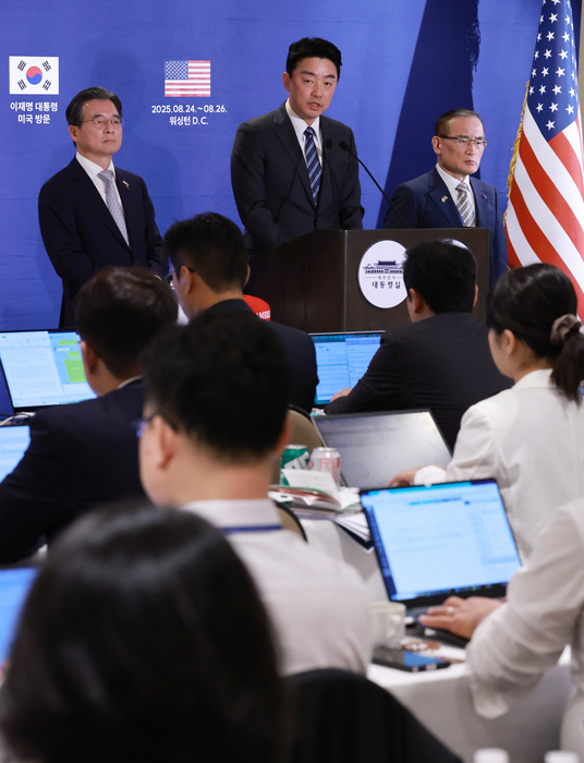 한미정상회담 브리핑 하는 대통령실 3실장     (워싱턴=연합뉴스) 홍해인 기자 = 김용범 대통령실 정책실장(왼쪽부터), 강훈식 대통령 비서실장, 위성락 국가안보실장이 25일(현지시간) 미국 워싱턴DC의 한국프레스센터가 마련된 호텔에서 이재명 대통령과 도널드 트럼프 미국 대통령의 한미정상회담 관련 브리핑을 하고 있다. 2025.8.25     hihong@yna.co.kr (끝)