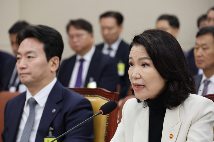 답변하는 이진숙 방송통신위원장
     (서울=연합뉴스) 박동주 기자 = 26일 서울 여의도 국회에서 열린 과학기술정보방송통신위원회 전체회의에서 이진숙 방송통신위원장이 질의에 답변하고 있다. 2025.8.26
     pdj6635@yna.co.kr
 (끝)