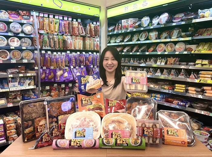 모델이 '압도적 플러스 간편식 시리즈'를 소개하고 있다.