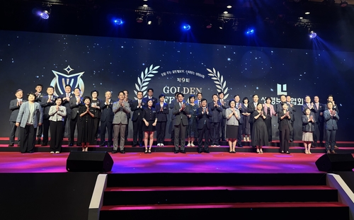 (1열 왼쪽부터) 메트라이프생명 골든펠로우 대표 임재연, 동양생명 골든펠로우 대표 유선애, ABL생명 골든펠로우 대표 현용재, KB라이프생명 골든펠로우 대표 김지근, 한화생명 골든펠로우 대표 정미경, 이형주 금융위원회 상임위원, 김철주 생명보험협회 회장, 삼성생명 골든펠로우 대표 변인승, 교보생명 골든펠로우 대표 이은주, 미래에셋생명 골든펠로우 대표 유수경, 흥국생명 골든펠로우 대표 박경애, 신한라이프생명 골든펠로우 대표 정인택 (2열 왼쪽부터) 김대영 메트라이프생명 상무, 박판용 동양생명 상무, 곽희필 ABL생명 대표이사, 정문철 KB라이프 대표이사, 이경근 한화생명 대표이사, NH농협생명 골든펠로우 대표 지준옥, KDB생명 골든펠로우 대표 정명애, DB생명 골든펠로우 대표 오종훈, 홍원학 삼성생명 대표이사, 조대규 교보생명 대표이사, 황문규 미래에셋생명 대표이사, 김대현 흥국생명 대표이사, 임현진 신한라이프 상무 (3열 왼쪽부터) 김준 생명보험협회 전무이사, 정진욱 푸본현대생명 본부장, 푸본현대생명 골든펠로우 대표 금재남, 김성수 KB라이프파트너스 대표이사, 최승영 한화생명금융서비스 대표이사, 방수호 NH농협생명 본부장, 남규현 KDB생명 상무, 정진서 DB생명 본부장, AIA생명 골든펠로우 대표 유재양, 임명진 AIA생명 부사장, 김평규 미래에셋금융서비스 대표이사, 유재준 HK금융파트너스 대표이사(사진=생명보험협회)