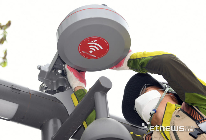 서울시 관계자가 까치온 공공와이파이 공유기를 점검하고 있다 이동근기자 foto@entnews.com