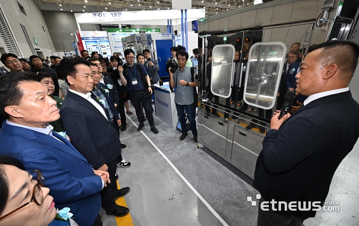 [포토] 듀라소닉 세정장비 살펴보는 내빈들