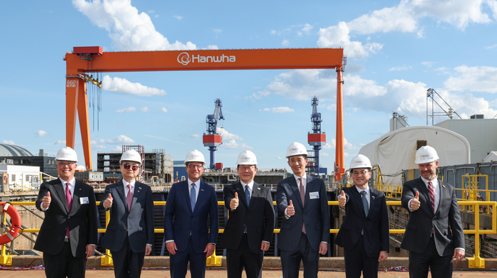 이재명 대통령과 김동관 한화그룹 부회장이 미국 한화필리조선소에서 열린 '스테이트 오브 메인호' 명명식에서 기념 촬영을 하고 있다. 좌측부터 한화필리조선소 데이비드 김 대표, 조현 외교부 장관, 조쉬 샤피로 펜실베니아 주지사, 이재명 대한민국 대통령, 김동관 한화그룹 부회장, 김정관 산업부장관, 토드영 인디애나주 상원의원. 한화