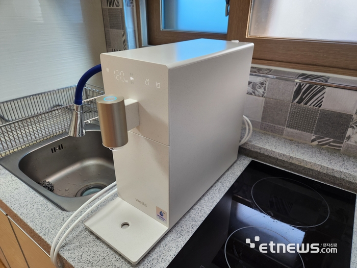교원웰스 슬림원 정수기 측면 모습. 가로와 세로 길이보다 깊이 길이가 길어 제품을 설치할 공간 크기를 고려할 필요가 있다. (사진=김신영 기자)
