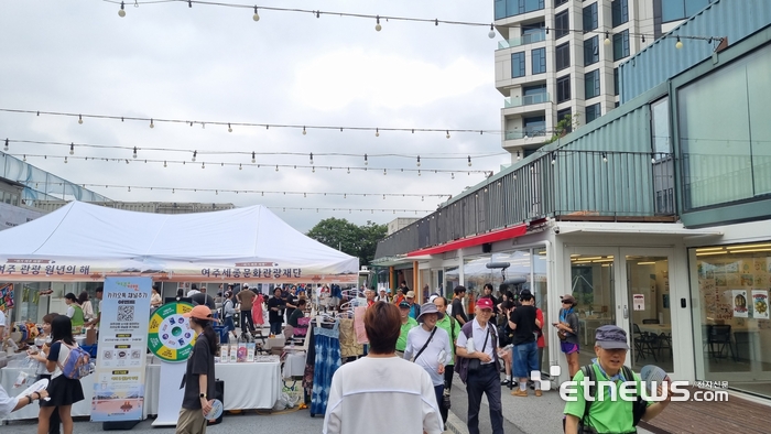 경콘진이 최근 서울 성수동 언더스탠드에비뉴 야외광장에서 '2025 여주시 지역 특화 콘텐츠 기업 플리마켓-여기 여주 마켓'을 운영한 모습.
