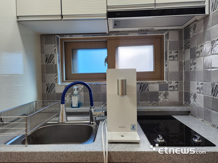 교원웰스 슬림원 정수기를 가정 내 부엌에 설치한 모습. (사진=김신영 기자)