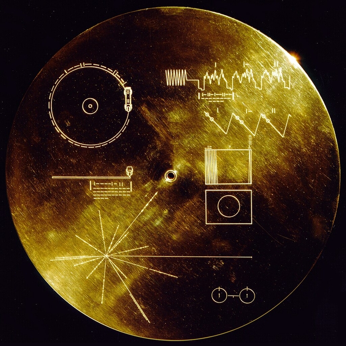 골든 레코드(Golden Record). 지구상의 생명체와 문화를 알리기 위한 소리와 사진이 기록되어 있는 음반 / NASA/JPL