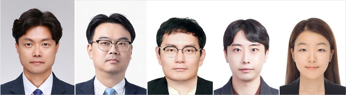 이형우 부산대 교수팀(왼쪽부터 이 교수, 오진우 부산대 교수, 송명관 재료연 연구원, 김영권·우채영 부산대 연구원)