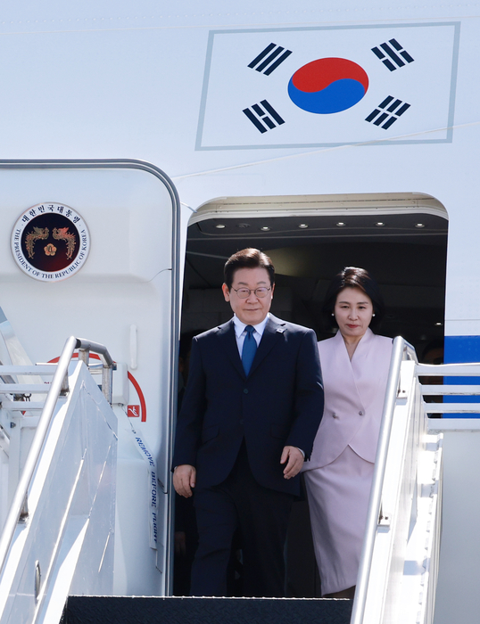 필라델피아 도착한 이재명 대통령 부부     (필라델피아=연합뉴스) 홍해인 기자 = 이재명 대통령과 김혜경 여사가 26일(현지시간) 미국 펜실베이니아주 필라델피아국제공항에 도착해 공군 1호기에서 내리고 있다. 2025.8.27     hihong@yna.co.kr (끝)