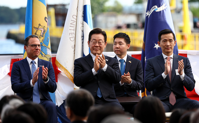 이재명 대통령이 26일(현지시간) 미국 필라델피아의 한화 필리조선소에서 열린 '스테이트 오브 메인'호 명명식에서 박수치고 있다. 오른쪽부터 김동관 한화그룹 부회장, 이 대통령, 시 샤피로 펜실베이니아 주지사. 이 선박은 미국 해양청이 발주한 국가 안보 다목적 선박(NSMV) 5척 중 3호선이다. 연합뉴스