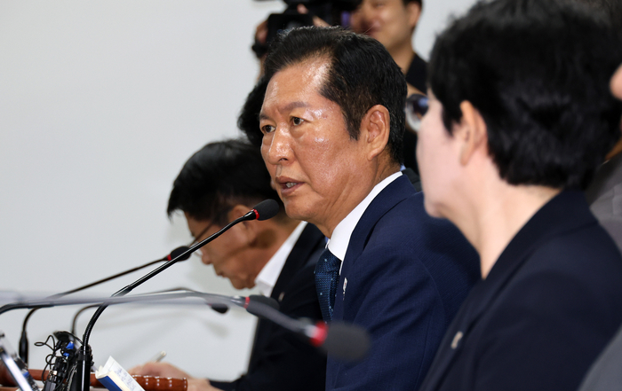 민주당, 대전서 최고위원회의     (대전=연합뉴스) 김준범 기자 = 더불어민주당 정청래 대표가 27일 오전 대전시 중구 용두동 더불어민주당 대전시당에서 열린 현장 최고위원회의에서 발언하고 있다. 2025.8.27     psykims@yna.co.kr (끝)