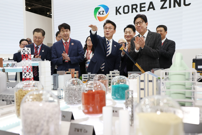 김민석 국무총리가 27일 부산 벡스코에서 열린 2025 기후산업국제박람회를 방문, 박형준 부산시장 등과 함께 전시장을 둘러보고 있다. 연합뉴스