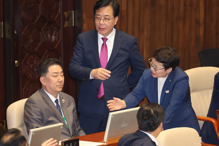 항의하는 국민의힘 의원들      (서울=연합뉴스) 김주성 기자 = 27일 국회 본회의에서 국가인권위원회 위원(이상현, 우인식) 선출안이 부결되자 국민의힘 송언석 원내대표와 임이자 의원이 더불어민주당 김병기 원내대표에게 항의하고 있다. 2025.8.27     utzza@yna.co.kr (끝)