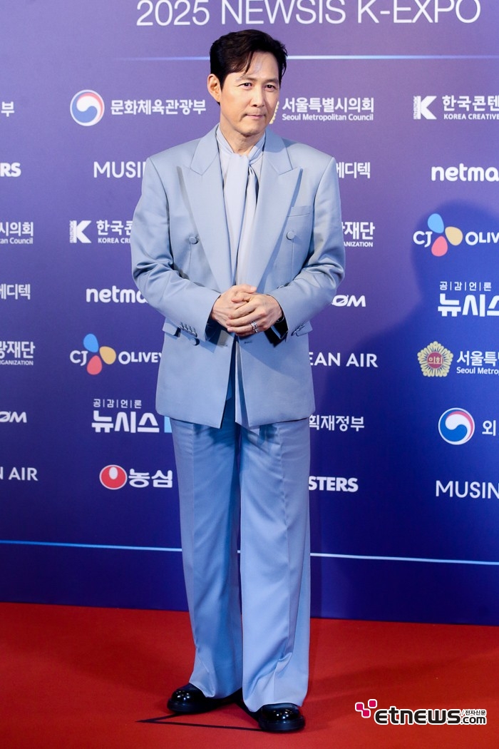 [ET포토] 이정재, '하늘색 수트도 어울리네'