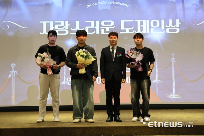 조명곤 인천반도체고 교장(오른쪽 두 번째)이 27일 송도센트럴파크 호텔에서 '산학일체형 도제학교 비전선포식'을 개최하고 '자랑스러운 도제인상'을 수상하고 기념 촬영했다.