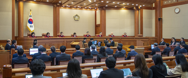 문형배 헌법재판소장 권한대행을 비롯한 헌법재판관들이 지난 4월 4일 서울 종로구 헌법재판소 대심판정에서 열린 윤석열 대통령 탄핵 심판 선고를 위해 자리에 앉아 있다.