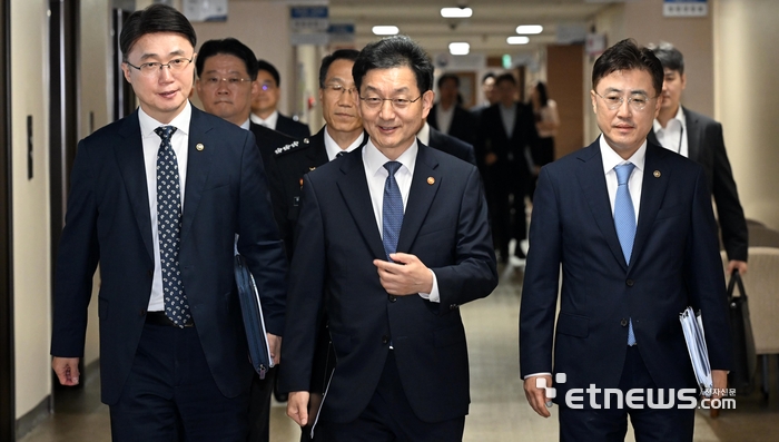 [포토] 보이스피싱 근절 종합대책 발표 나서는 윤창렬 국무조정실장