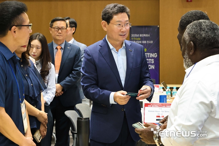 이상일 용인시장이 27일 HL인재개발원에서 해외 바이어들과 인사를 하고 있다.