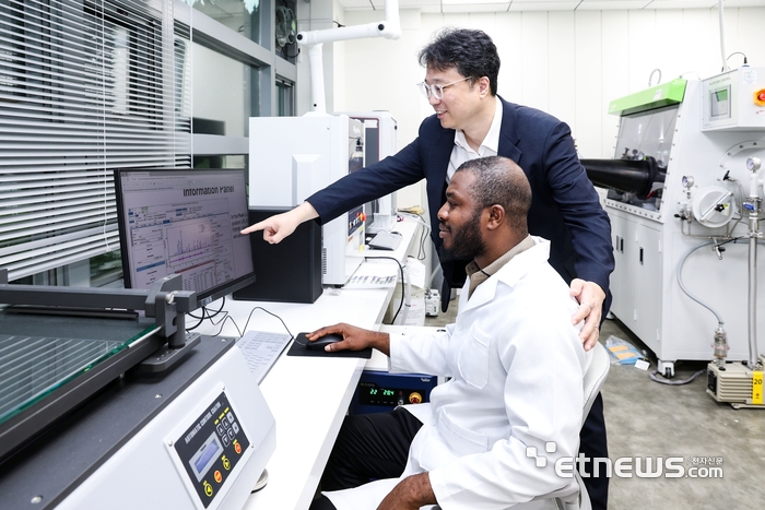 김헌정 대구대 교수(서있는 이)와 제1저자 유수프 아데예미 살라우 박사과정생