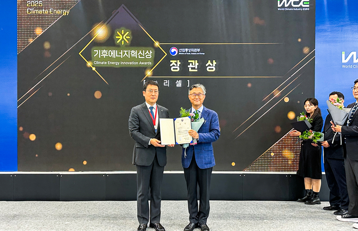 이광희 리셀 대표(오른쪽)가 산업부장관상을 수상하고 있다.