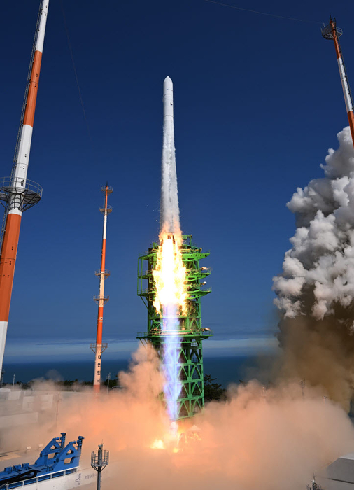 2022년 6월 21일 전남 고흥군 나로우주센터 발사대에서 우주로 날아오르고 있는 누리호
